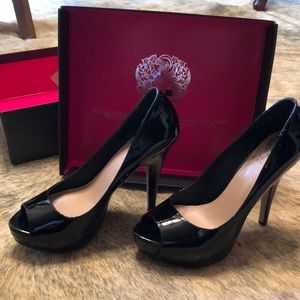 Vince Camuto black peep toe heel 8M